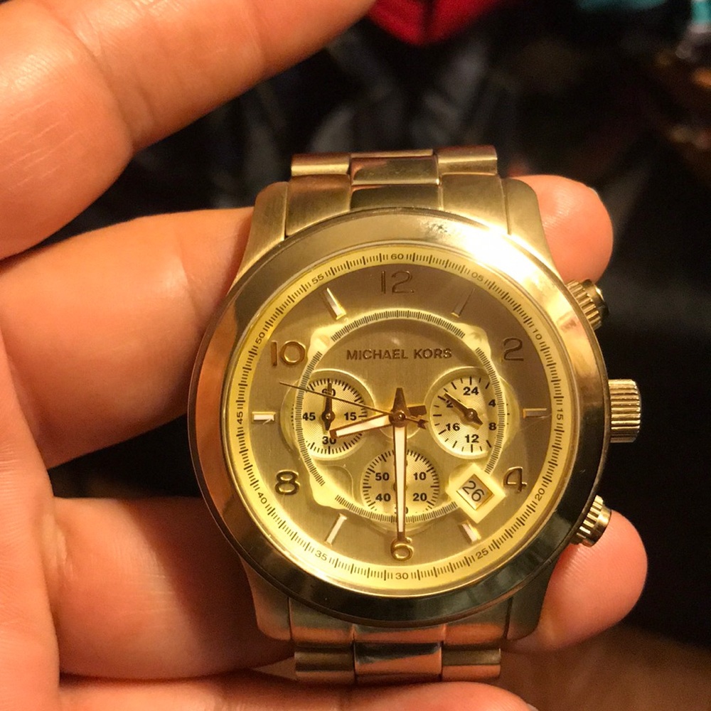 Michel kors watch needs batery no extra links